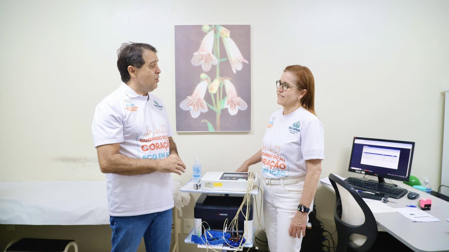 grupo de pessoas posa para a foto